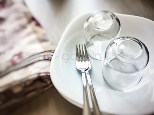 晚餐餐桌的藝術(shù) 從擺桌到小吃服務(wù)的精致呈現(xiàn)